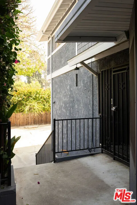 872 Lucile Avenue D, Los Angeles, California 90026 home-pic-18